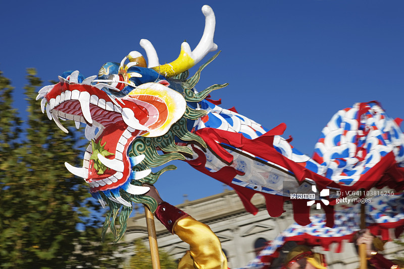 舞动的中国龙偶图片素材