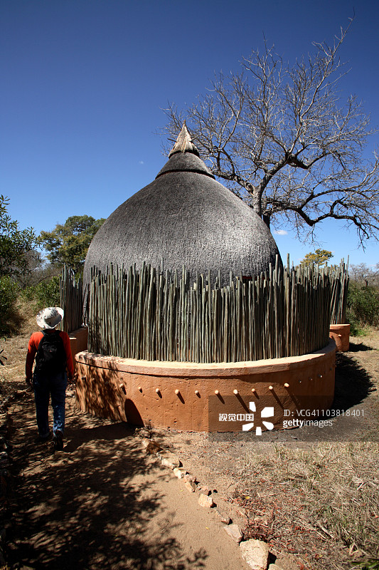 在Hoyo Hoyo Tsonga Lodge旅馆前的游客图片素材