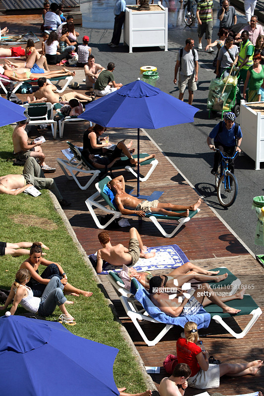 巴黎沙滩：塞纳河畔享受日光浴的人们图片素材