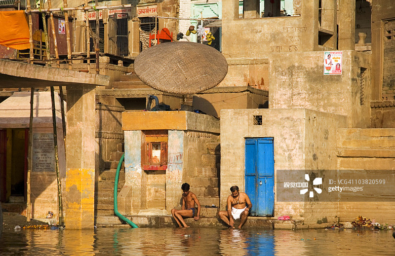 男子在恒河中游泳图片素材