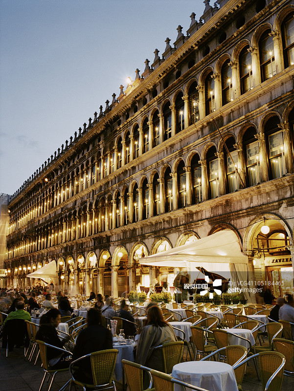 游客在黄昏时分坐在圣马可广场图片素材