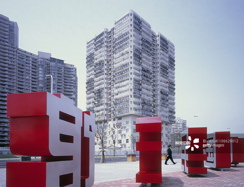 走过巨型汉字的商人图片素材