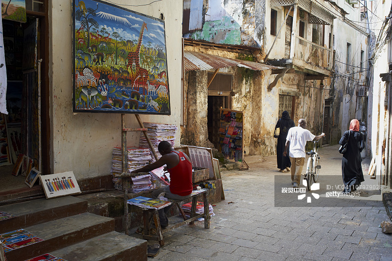 在石头镇街头的桑给巴尔画家图片素材