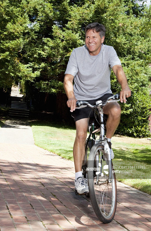 白人男子骑自行车图片素材