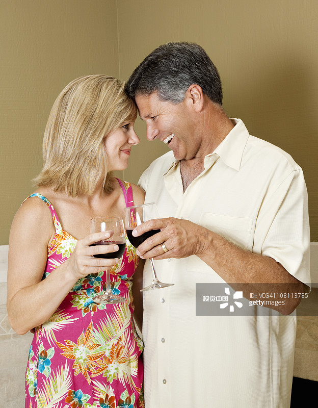 白人夫妇喝红酒图片素材