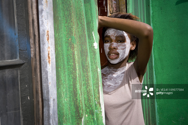 涂抹防晒霜的女人图片素材