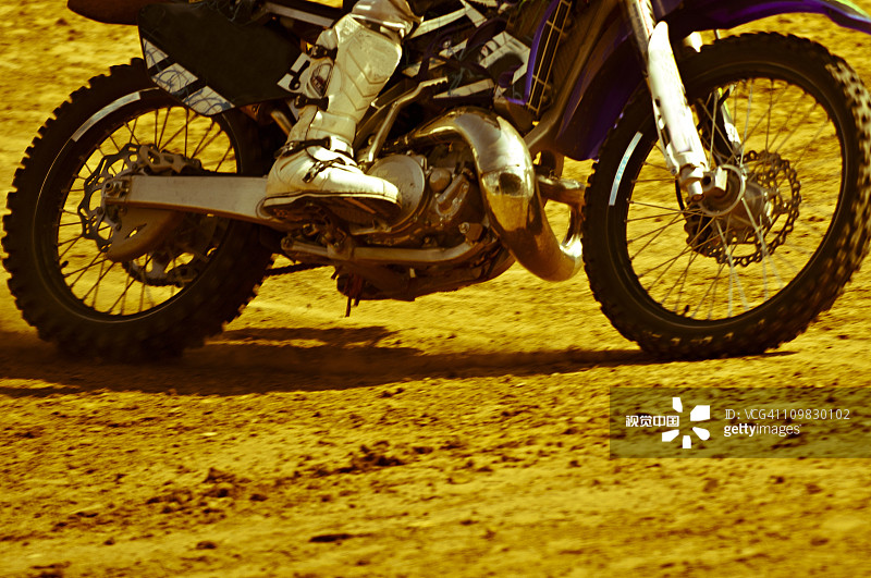 意大利罗马：自由式摩托车越野赛选手低角度特写图片素材