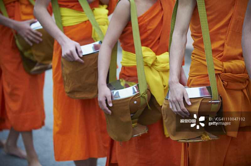 老挝琅勃拉邦的佛教僧侣游行队伍图片素材