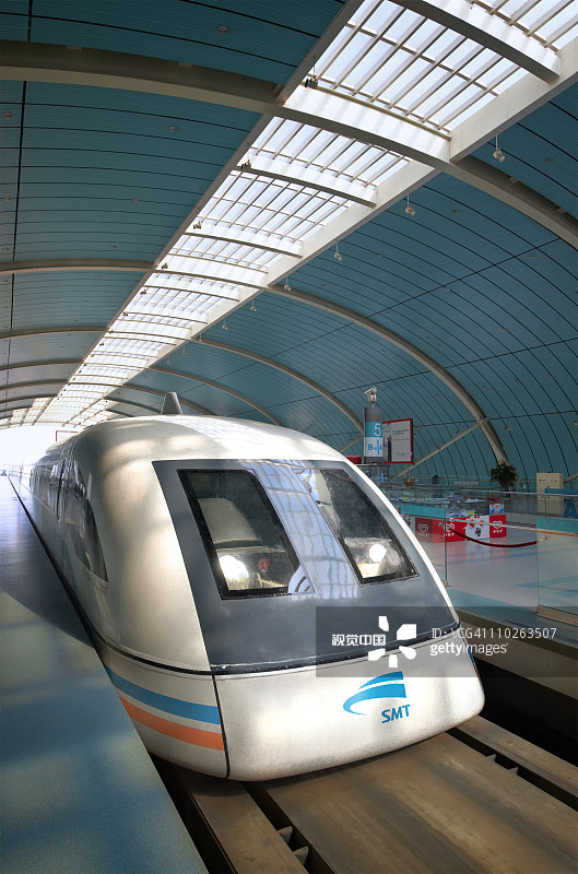 车站里的磁悬浮列车图片素材