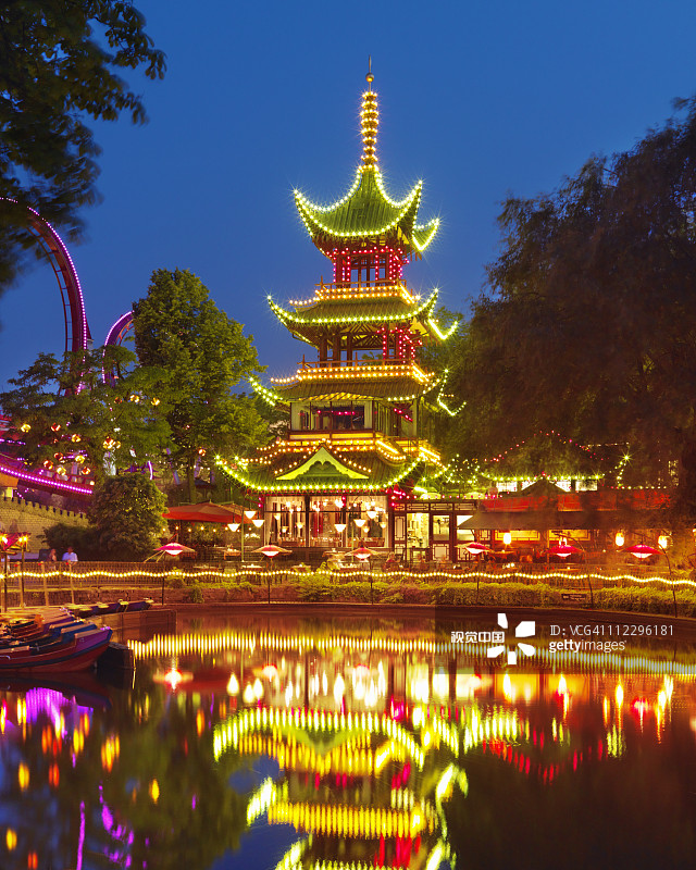 丹麦哥本哈根蒂沃利花园宝塔图片素材