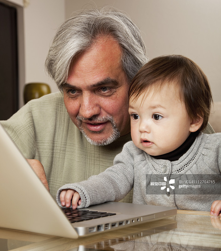 祖孙二人一起使用笔记本电脑图片素材