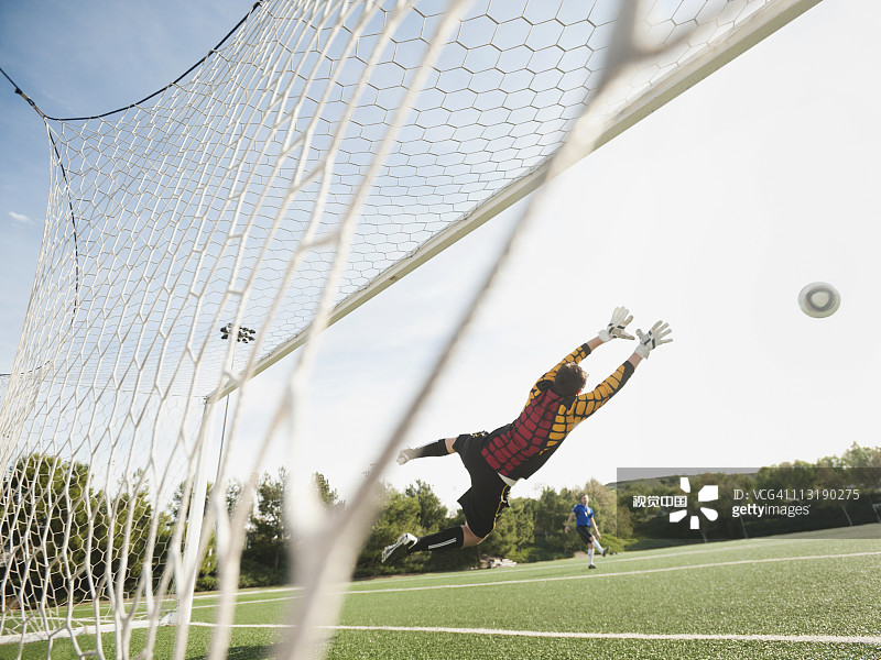 混血守门员在空中守门图片素材