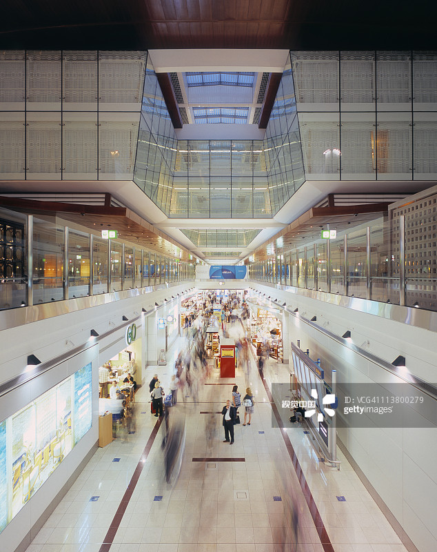 人们在迪拜国际机场购物图片素材
