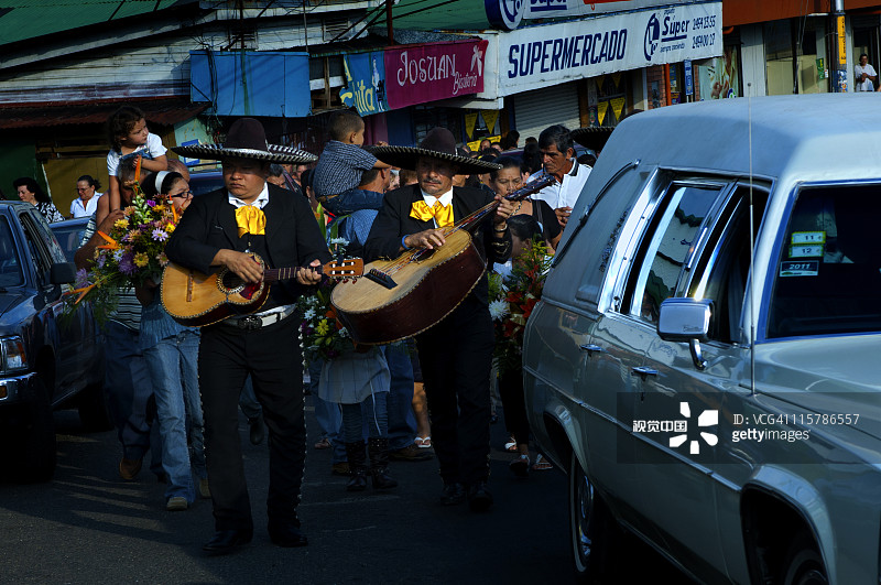 墨西哥流浪乐队吉他伴奏葬礼队伍图片素材