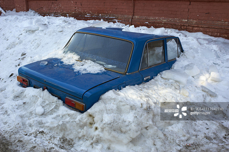 俄罗斯托木斯克雪地里的拉达汽车图片素材
