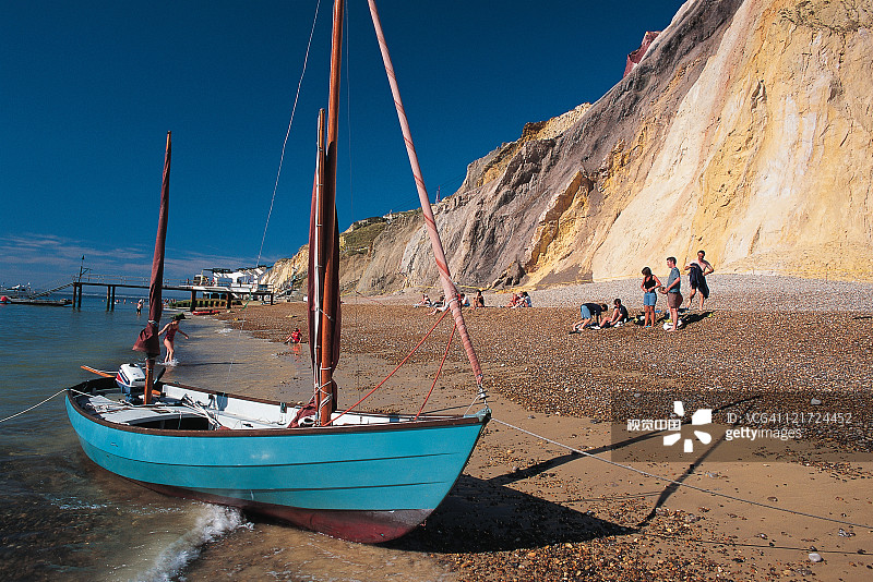 搁浅在沙滩上的船图片素材