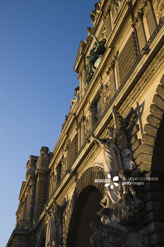 法国巴黎卢浮宫卡鲁塞尔入口的日落图片素材