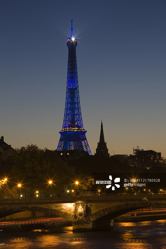 法国巴黎埃菲尔铁塔和荣军院桥的黄昏图片素材
