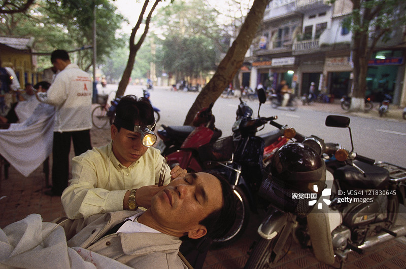 越南海防街头理发师图片素材