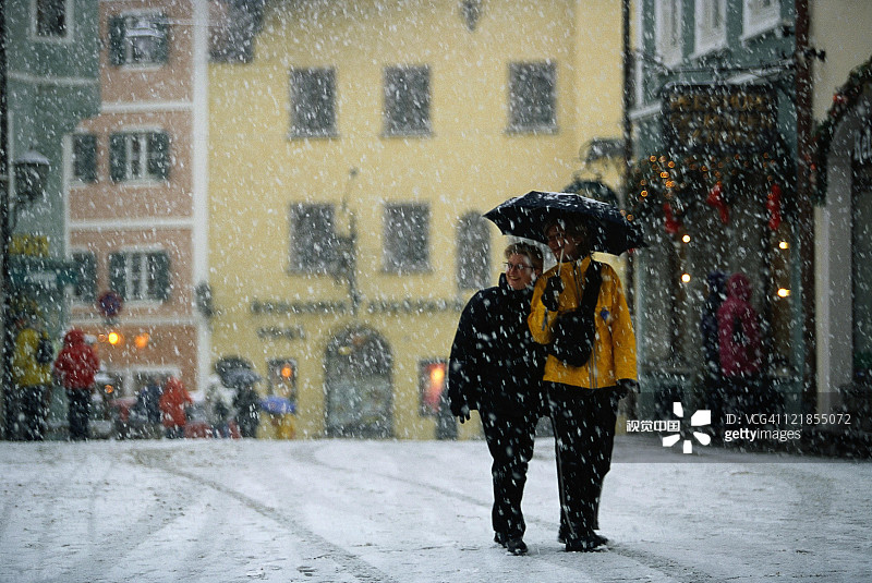 奥地利基茨比厄尔的伞下情侣图片素材
