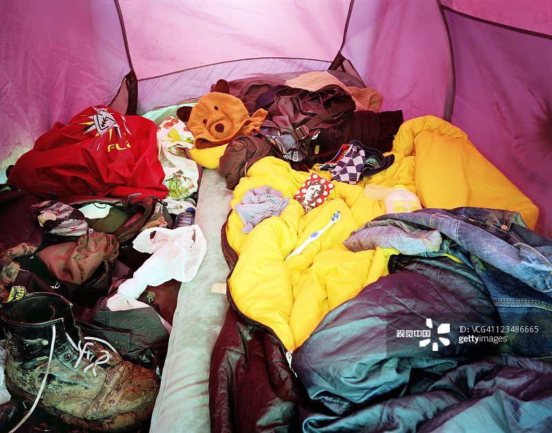 音乐节上凌乱的帐篷图片素材