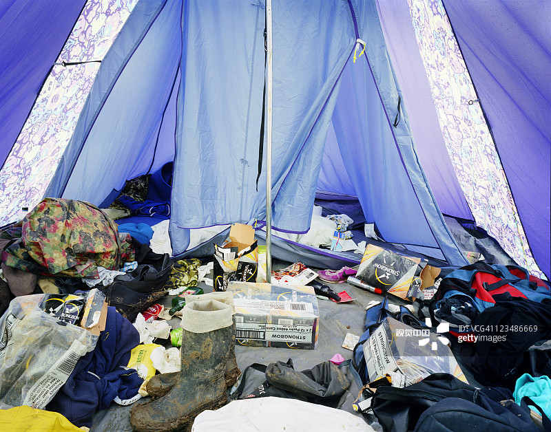 音乐节上凌乱的帐篷图片素材