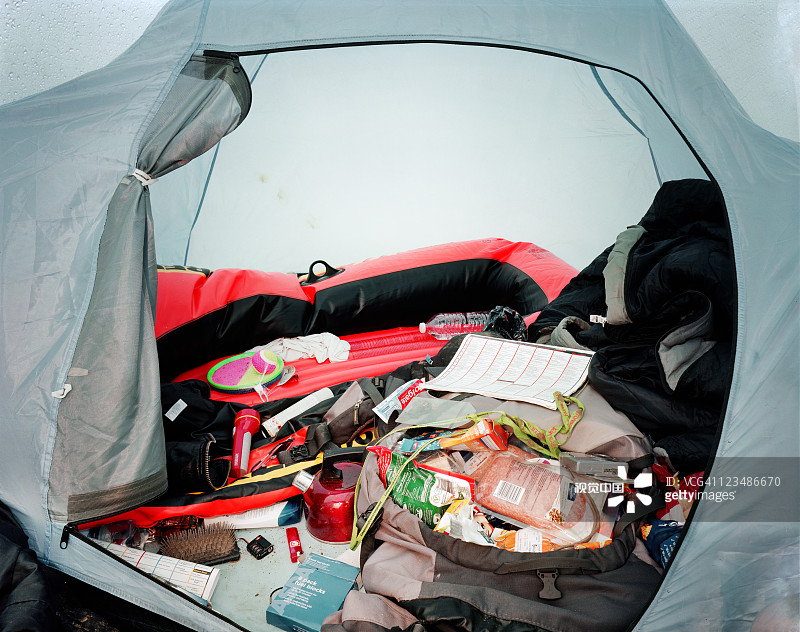 音乐节上凌乱的帐篷图片素材