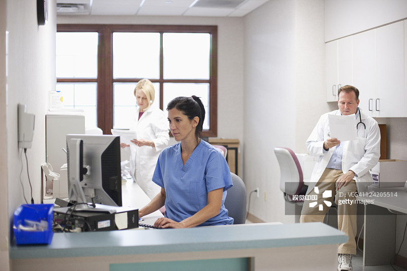 在医院工作的医生和护士图片素材