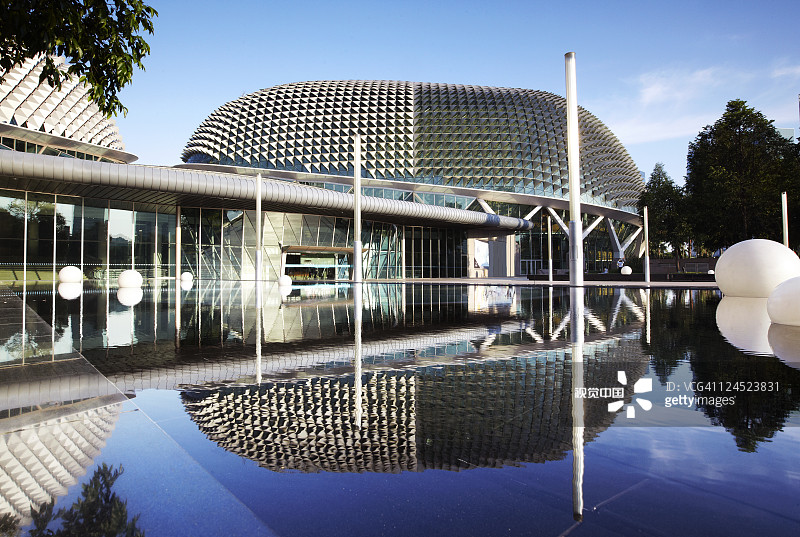 滨海艺术中心在水池中的倒影图片素材