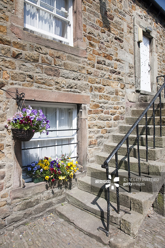 英国兰开夏郡博兰森林斯莱德本的哈克托邦蒂客栈外的悬挂式花篮图片素材