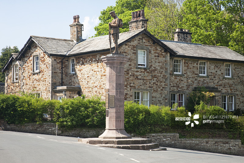 英国兰开夏郡博兰森林斯莱德本战争纪念碑旁的乡村住宅图片素材