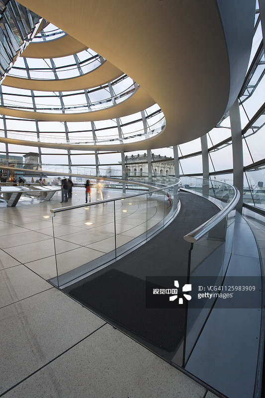 德国柏林国会大厦穹顶螺旋走道起始处图片素材