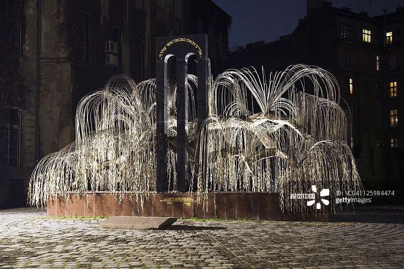 布达佩斯杜哈尼街犹太教堂的垂柳纪念树图片素材