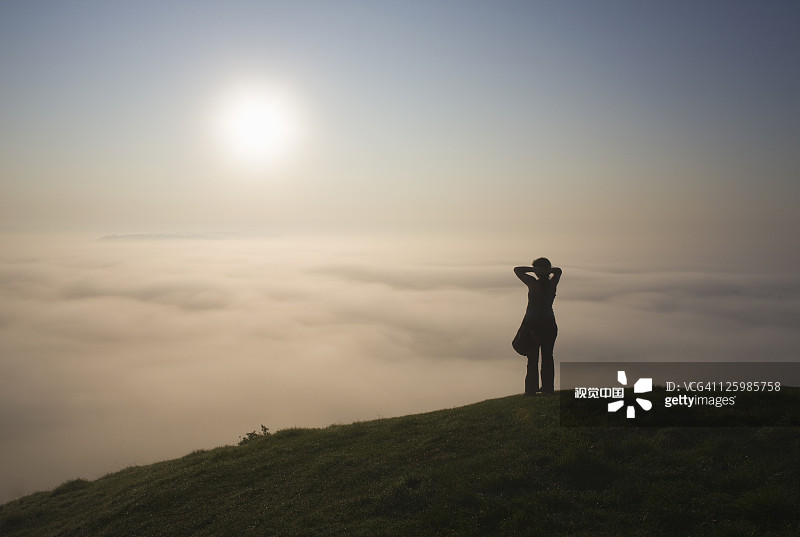 英格兰萨默塞特郡格拉斯顿伯里托尔上的孤独身影图片素材