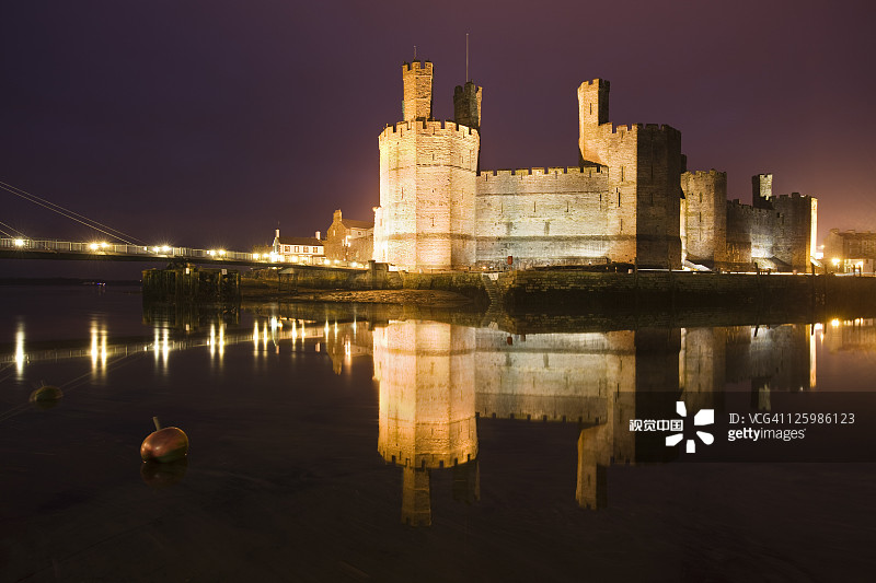 英国北威尔士卡那封城堡静谧的夜晚倒影图片素材