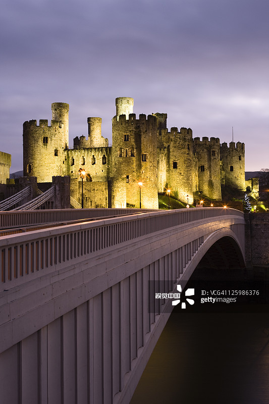 康威城堡的黄昏，位于英国北威尔士康威河畔图片素材