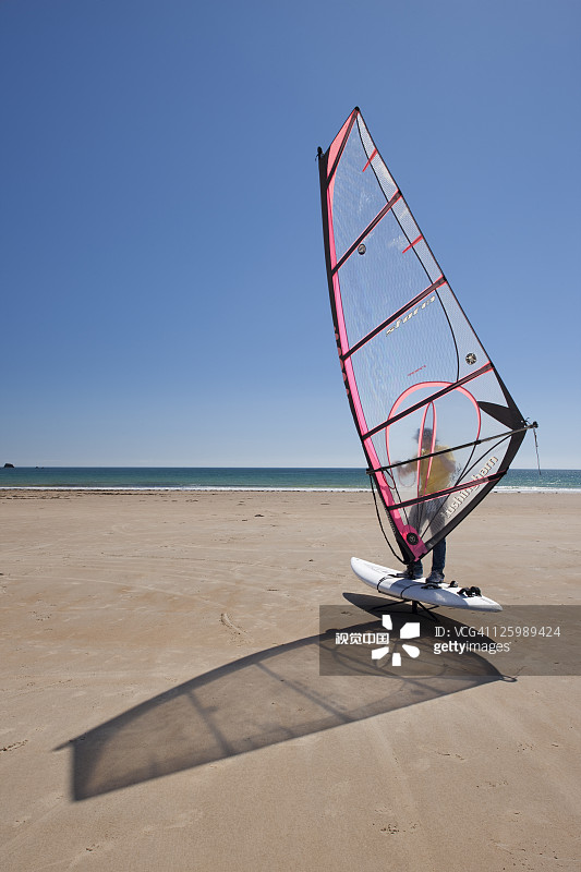 海峡群岛泽西岛圣布雷拉德海滩上的风帆冲浪模拟器和风帆冲浪者图片素材