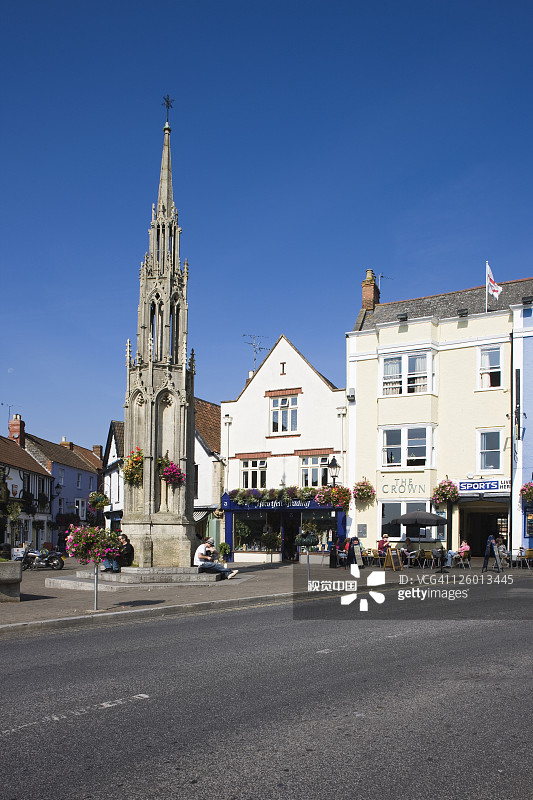 人们在格拉斯顿伯里市中心的集市广场享受夏日图片素材