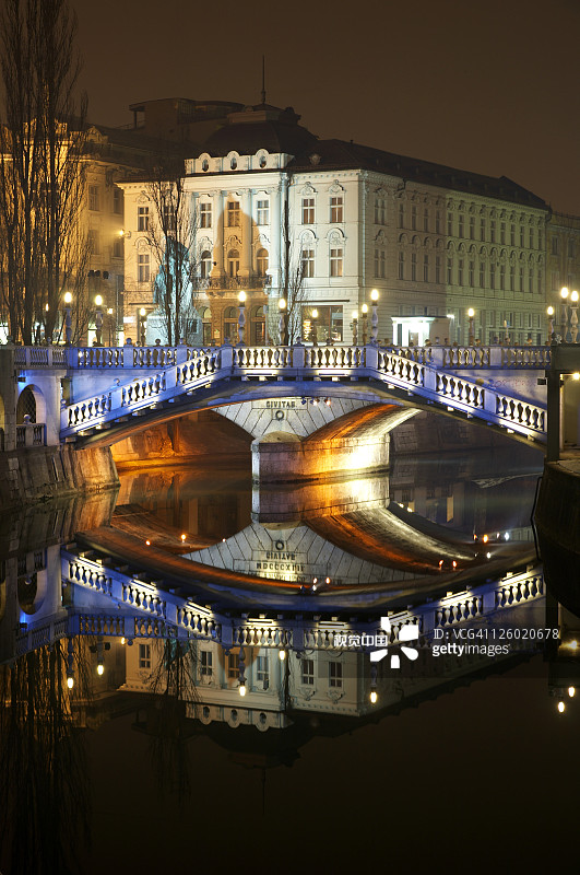 卢布尔雅那三重桥夜景，斯洛文尼亚图片素材