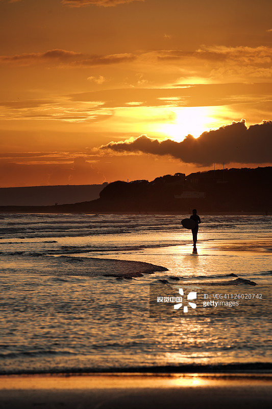 英国德文郡班瑟姆海滩日落冲浪者图片素材