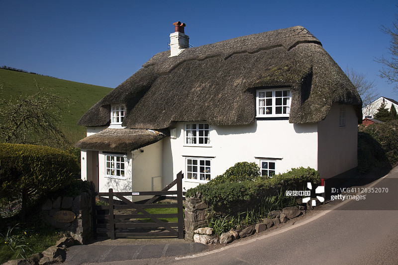 德文郡霍普湾Galmpton附近的传统茅草小屋图片素材