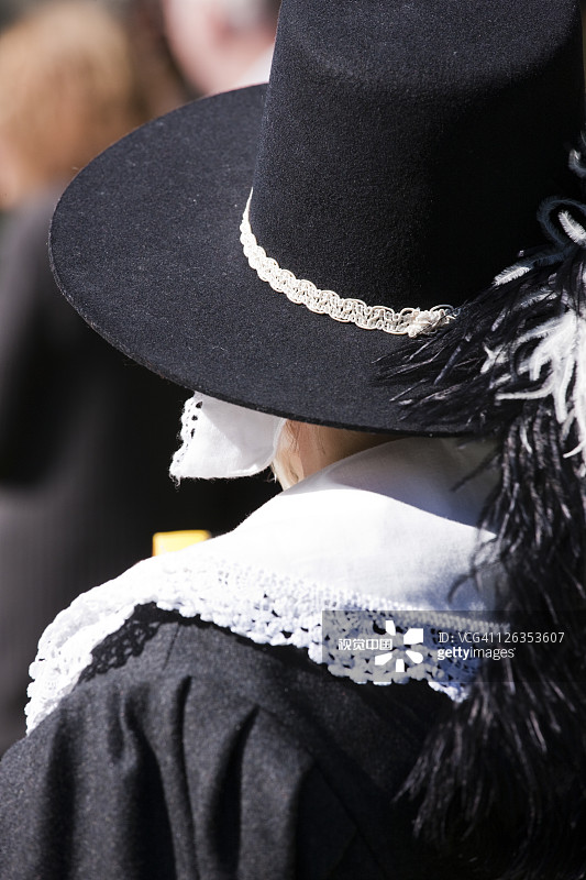 身穿制服的士兵参加英国约克市约克大教堂后方举行的英国内战/革命战斗重演（东约克郡，英国）图片素材