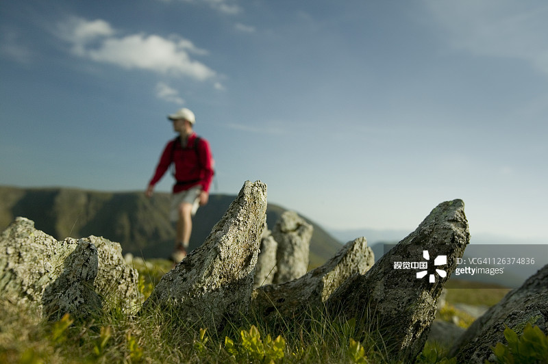 圣桑迪·克拉格山上的红衣徒步者图片素材
