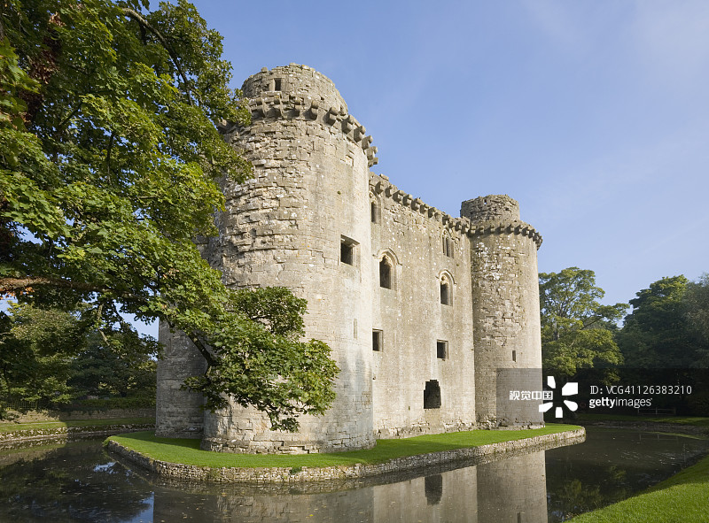 萨默塞特郡努尼镇的努尼城堡和护城河。努尼城堡由约翰·德拉马雷爵士于1373年建造。约翰爵士是百年战争的老兵，后来成为萨默塞特郡的治安官。图片素材