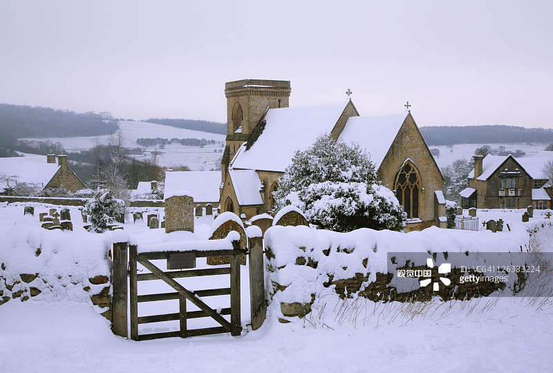 科茨沃尔德斯诺斯希尔白雪覆盖的乡村教堂图片素材