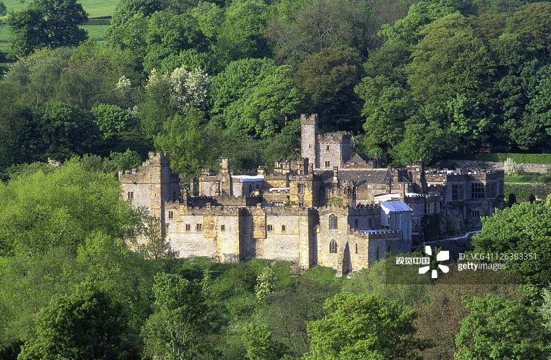 哈顿庄园景观，这是一座历史可追溯至12世纪的防御型中世纪庄园，坐落在峰区国家公园连绵起伏的乡村中图片素材