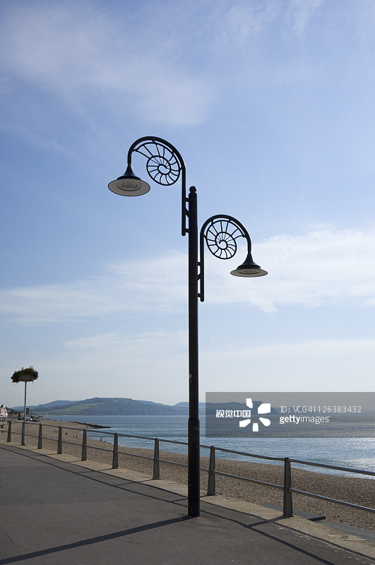 莱姆里吉斯海滨大道灯柱上的菊石化石图案图片素材