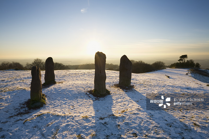 冬季英国克伦特山上的四块石头图片素材
