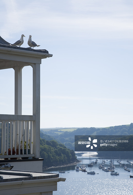 福伊镇房屋的阳台，可欣赏皮尔特河的景色，英国康沃尔图片素材