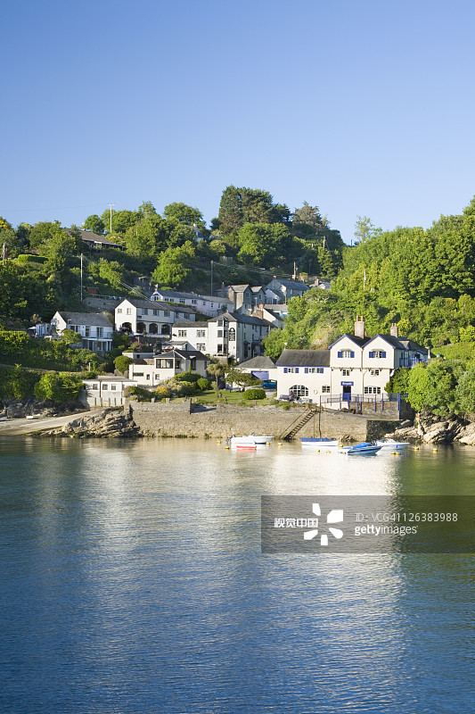 从福伊眺望福伊河对岸的博丁尼克，右侧是达夫妮·杜·穆里埃故居“费里赛德”，康沃尔，英格兰图片素材